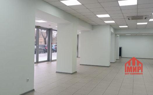 Сдам коммерческое помещение 359.8 м². Большая парковка на 20 машин! Первая линия. Центральная улица! ориентир (СиТи). Новый ремонт. Панорамное остекление. Большой торговый зал — 284 м2.