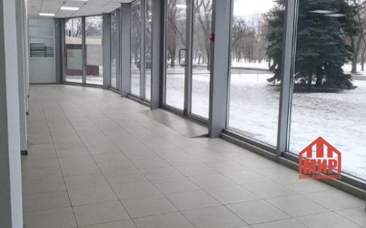 Сдам коммерческое помещение 359.8 м². Большая парковка на 20 машин! Первая линия. Центральная улица! ориентир (СиТи). Новый ремонт. Панорамное остекление. Большой торговый зал — 284 м2.