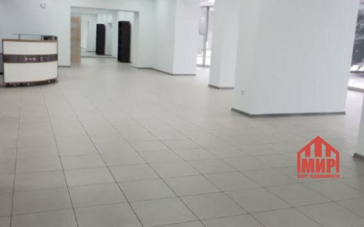 Сдам коммерческое помещение 359.8 м². Большая парковка на 20 машин! Первая линия. Центральная улица! ориентир (СиТи). Новый ремонт. Панорамное остекление. Большой торговый зал — 284 м2.