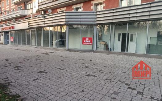 Сдам коммерческое помещение 359.8 м². Большая парковка на 20 машин! Первая линия. Центральная улица! ориентир (СиТи). Новый ремонт. Панорамное остекление. Большой торговый зал — 284 м2.